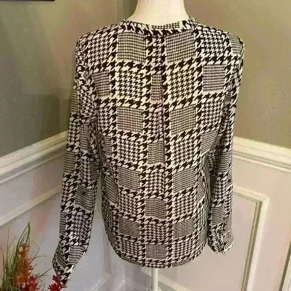 The Limited Women’s Houndstooth pattern Print Blouse Top Size Medium - Picture 4 of 11